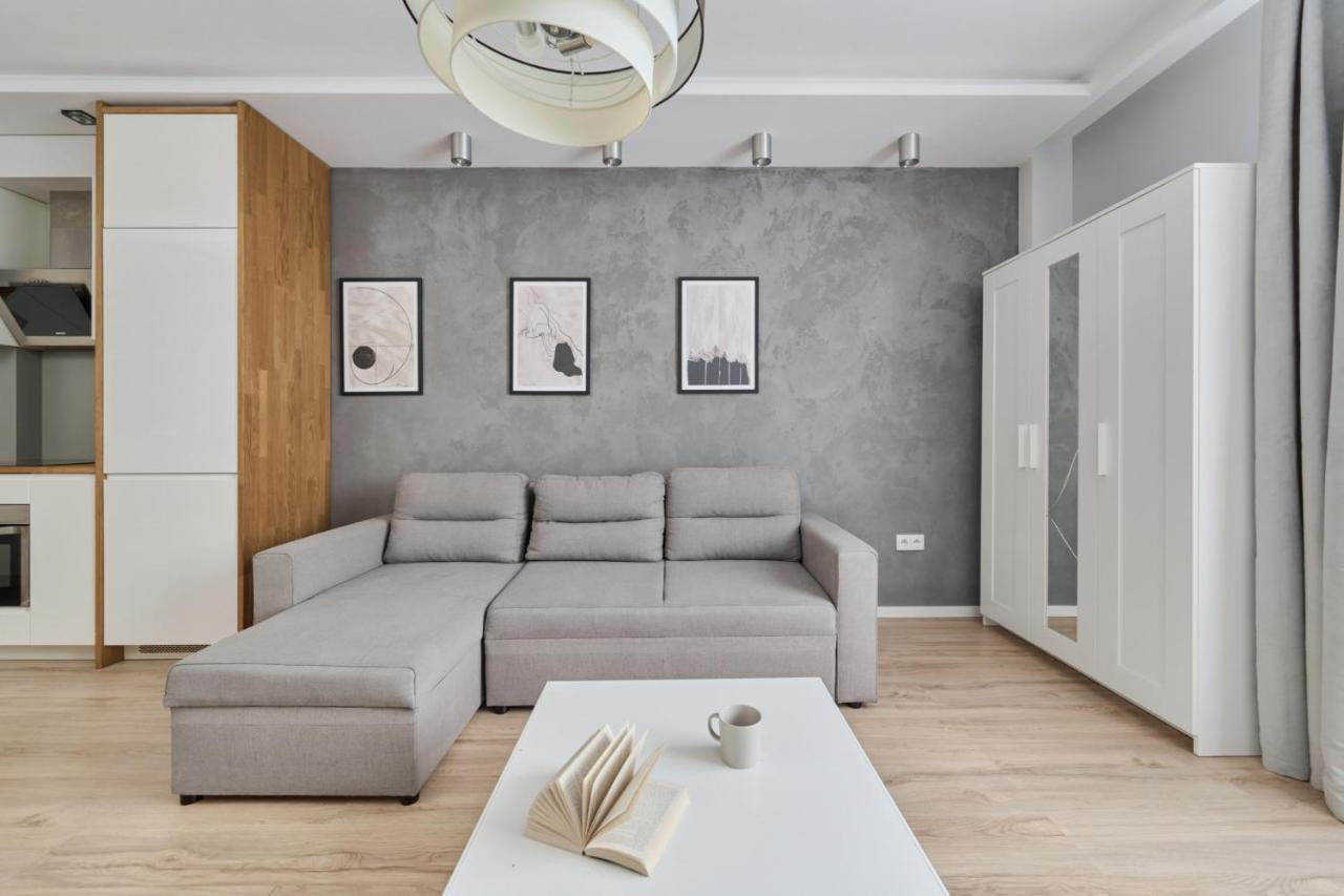 Modern With Balcony For 4 Guests In By Renters *