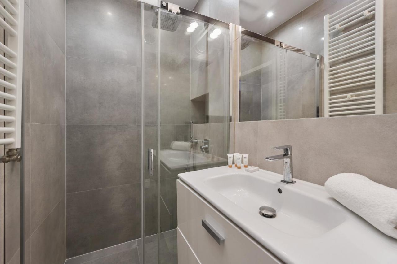 Modern With Balcony For 4 Guests In By Renters