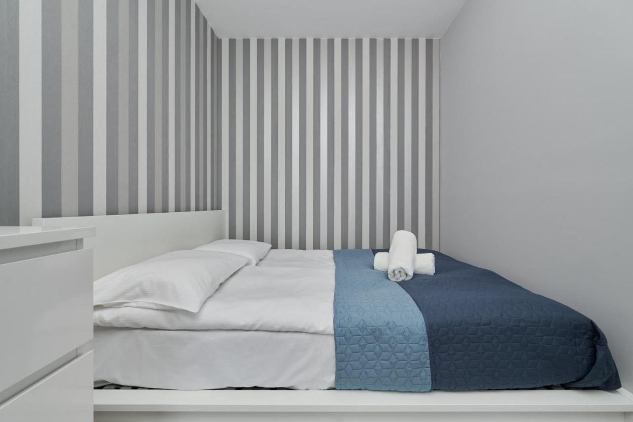 Modern With Balcony For 4 Guests In By Renters * Breslavia