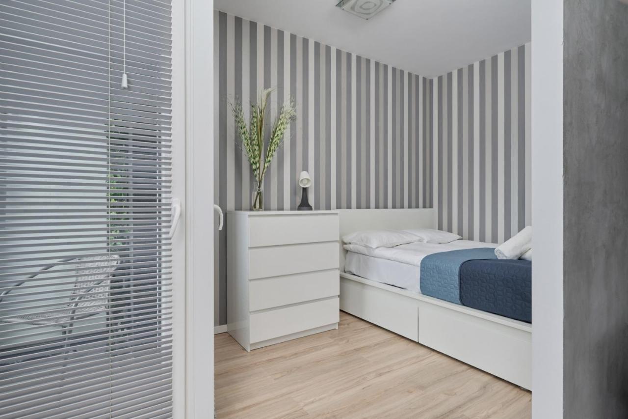 Modern With Balcony For 4 Guests In By Renters *